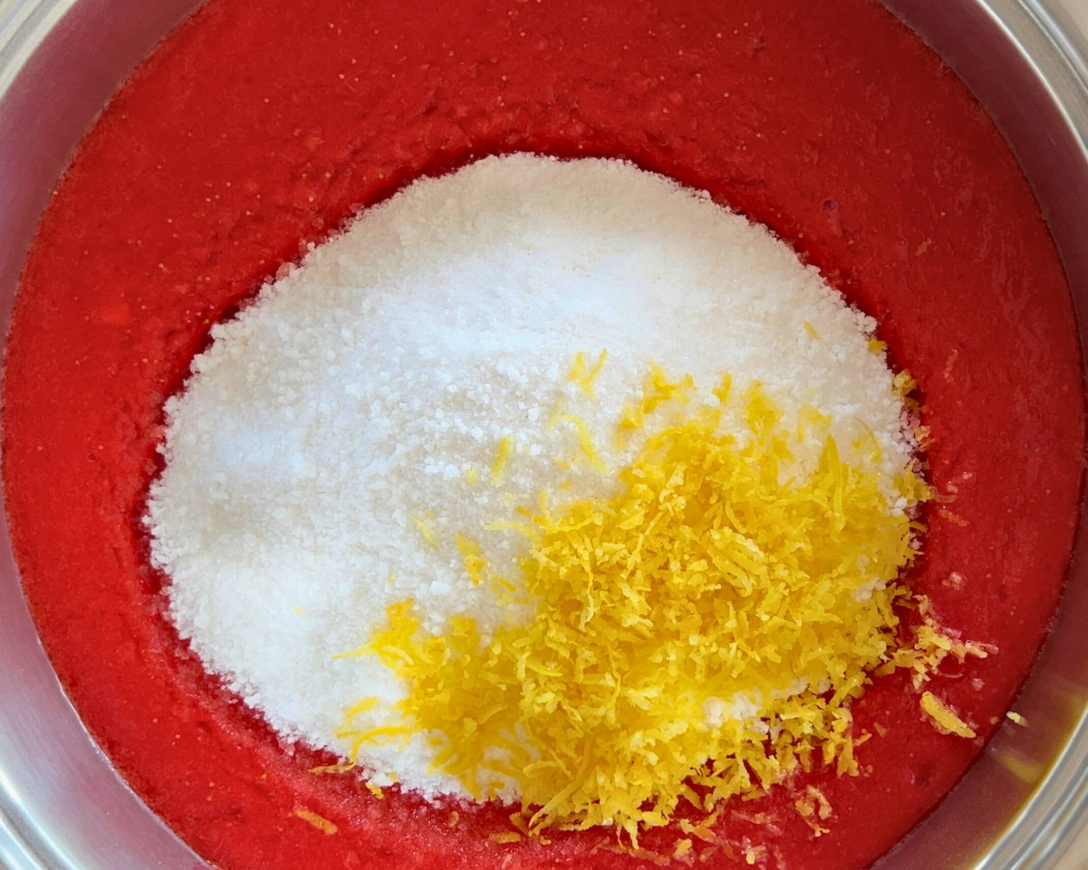 Fruchtpüree mit Zucker und Zitronenschale für Marmelade