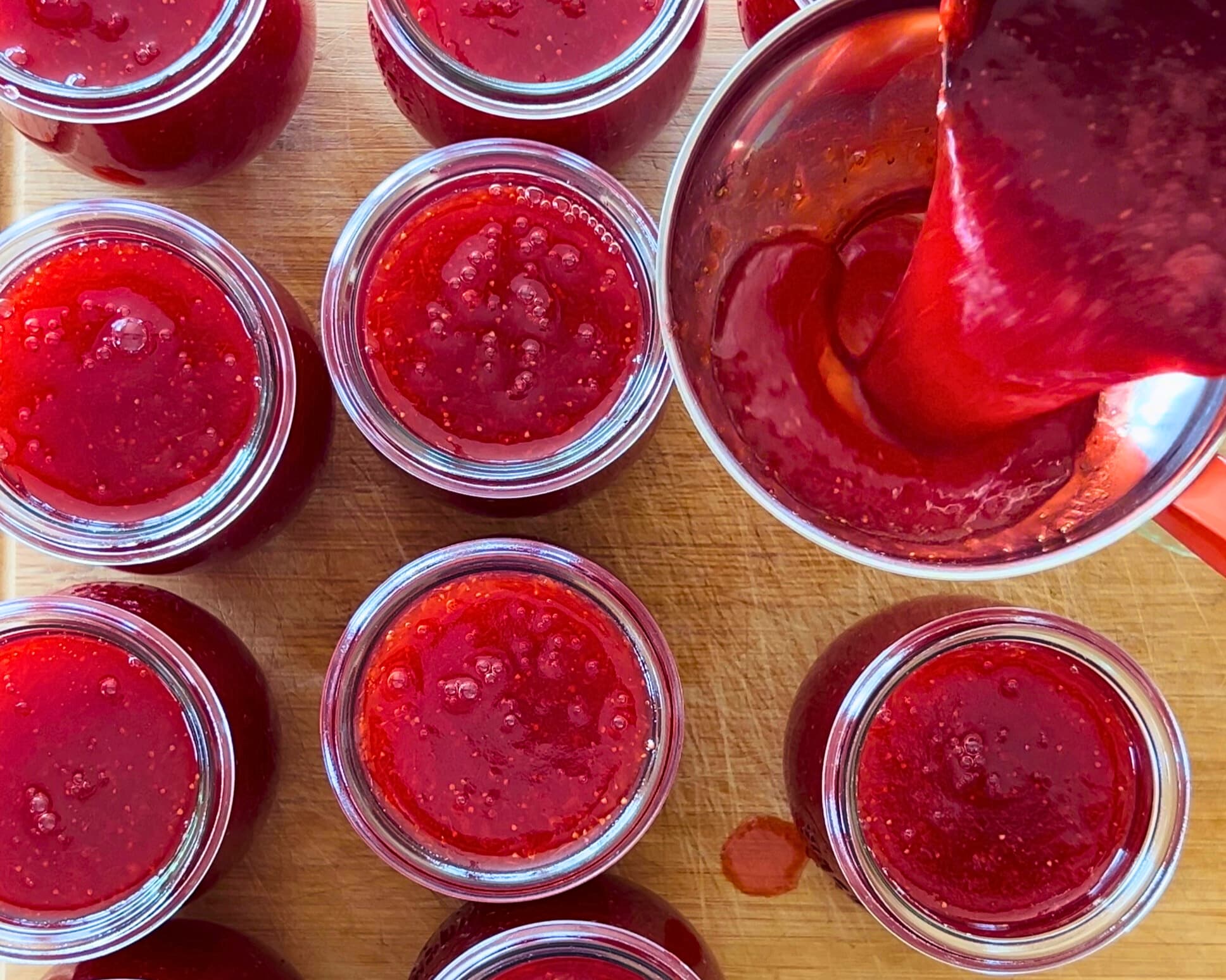 Heiße Marmelade wird in Gläser gefüllt