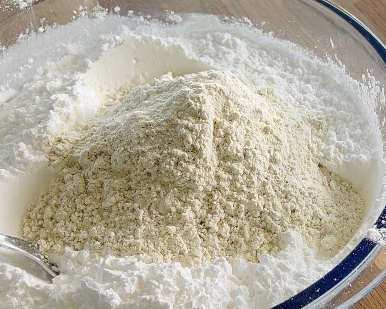 Pektinpulver als Geliermittel für Marmelade und Gelee, auf Puderzucker in einer Glasschale.