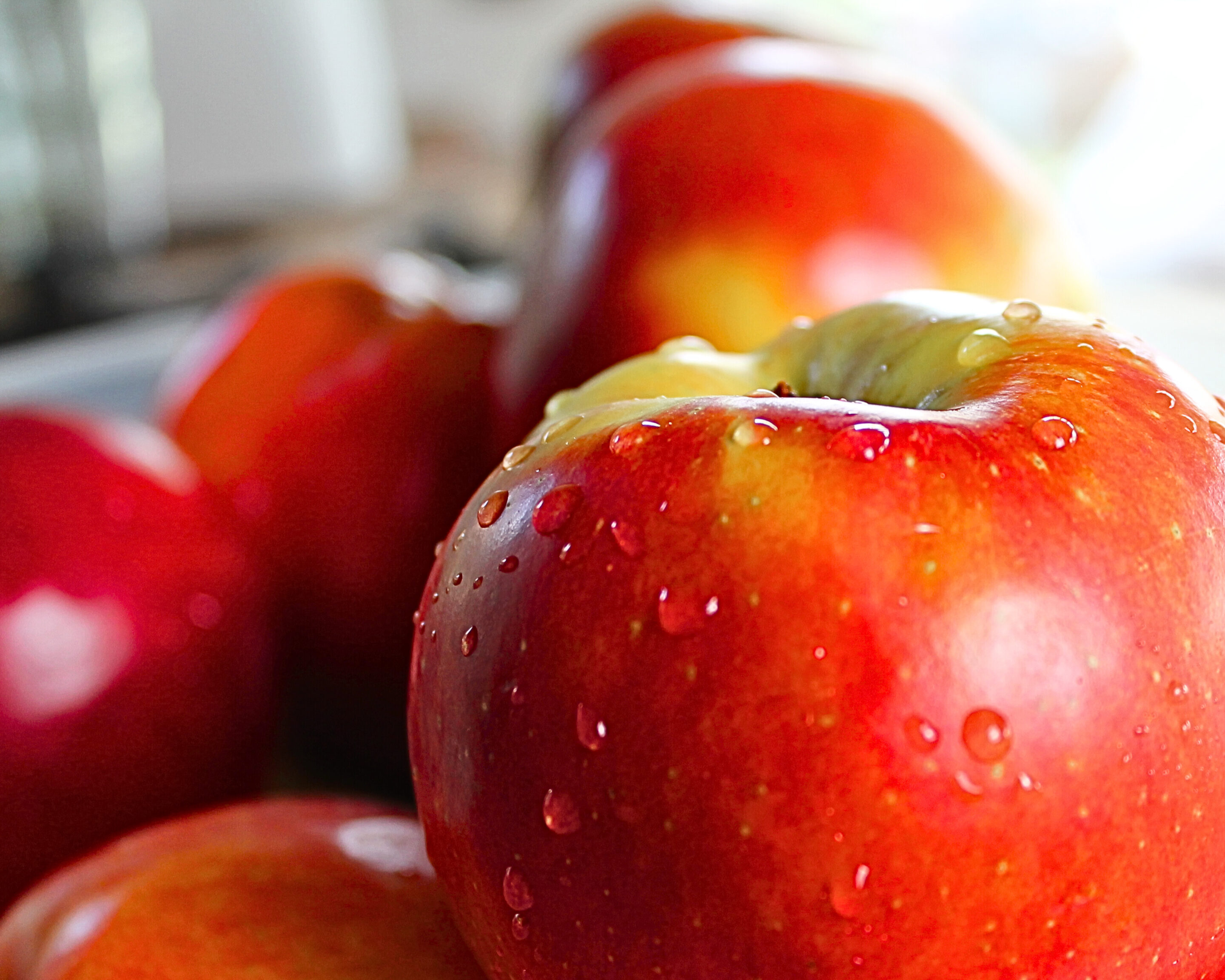 Frische Äpfel mit natürlichem Pektin, das beim Einkochen von Marmelade und Gelee die Gelbildung unterstützt.