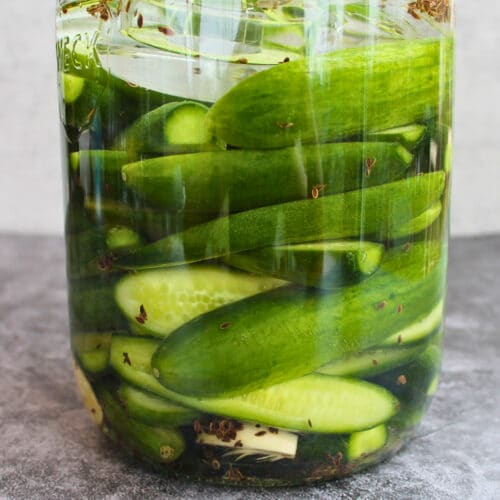 Gurken im Glas von oben vor dem Fermentieren