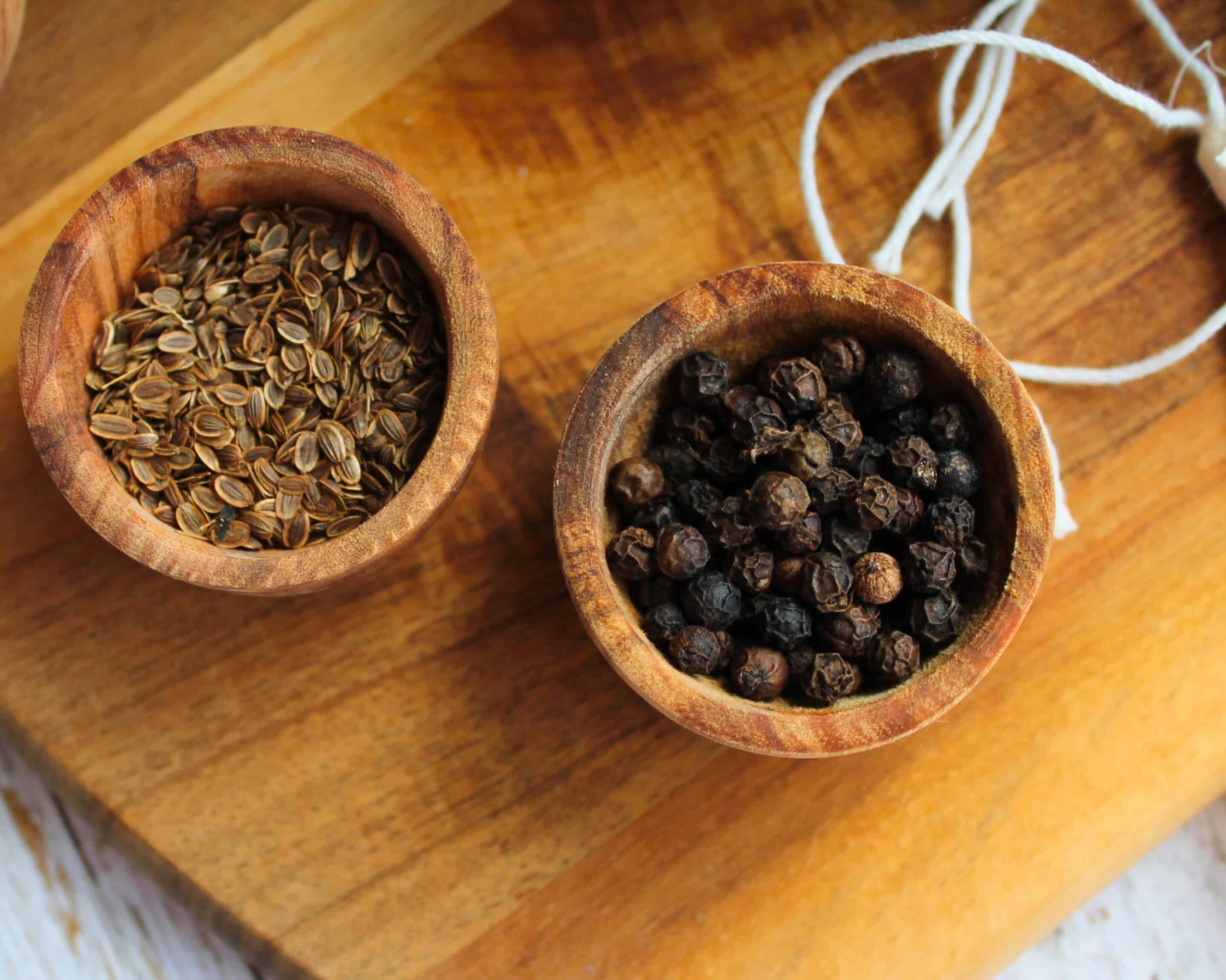 Gewürze für fermentierte Gurken mit Pfefferkörnern und Dillsamen