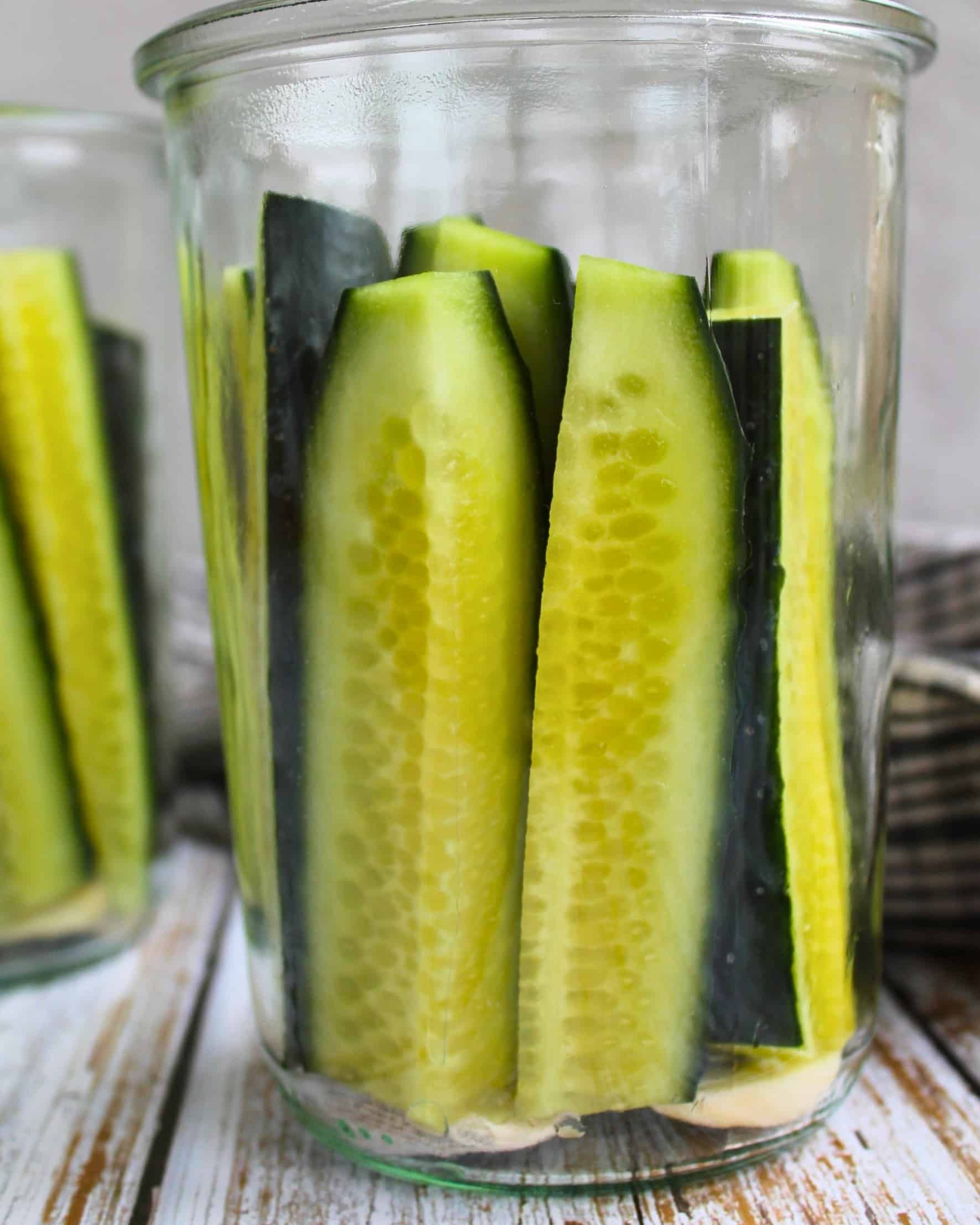 Gurkensticks im Glas geschichtet für die Fermentation