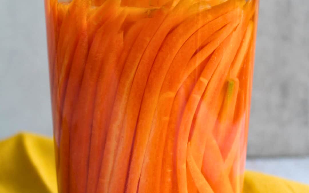 Fermentierte Karotten im Glas mit Salzlake einfach selbst gemacht