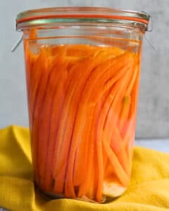 Fermentierte Karotten im Glas mit Salzlake einfach selbst gemacht