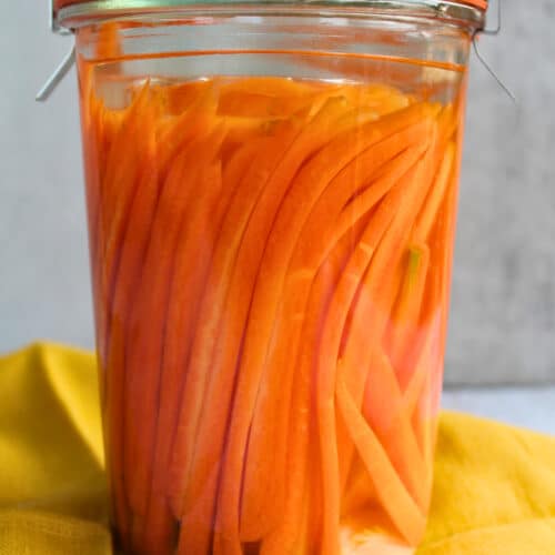 Fermentierte Karotten im Glas mit Salzlake einfach selbst gemacht