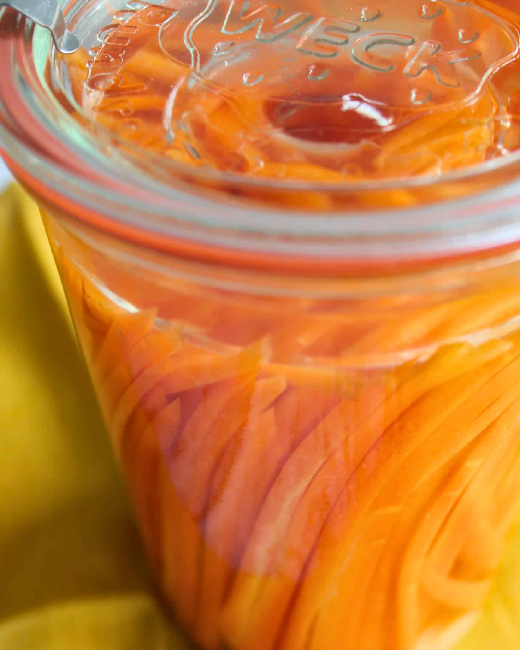 Detailaufnahme von fermentierten Karotten in Salzlake