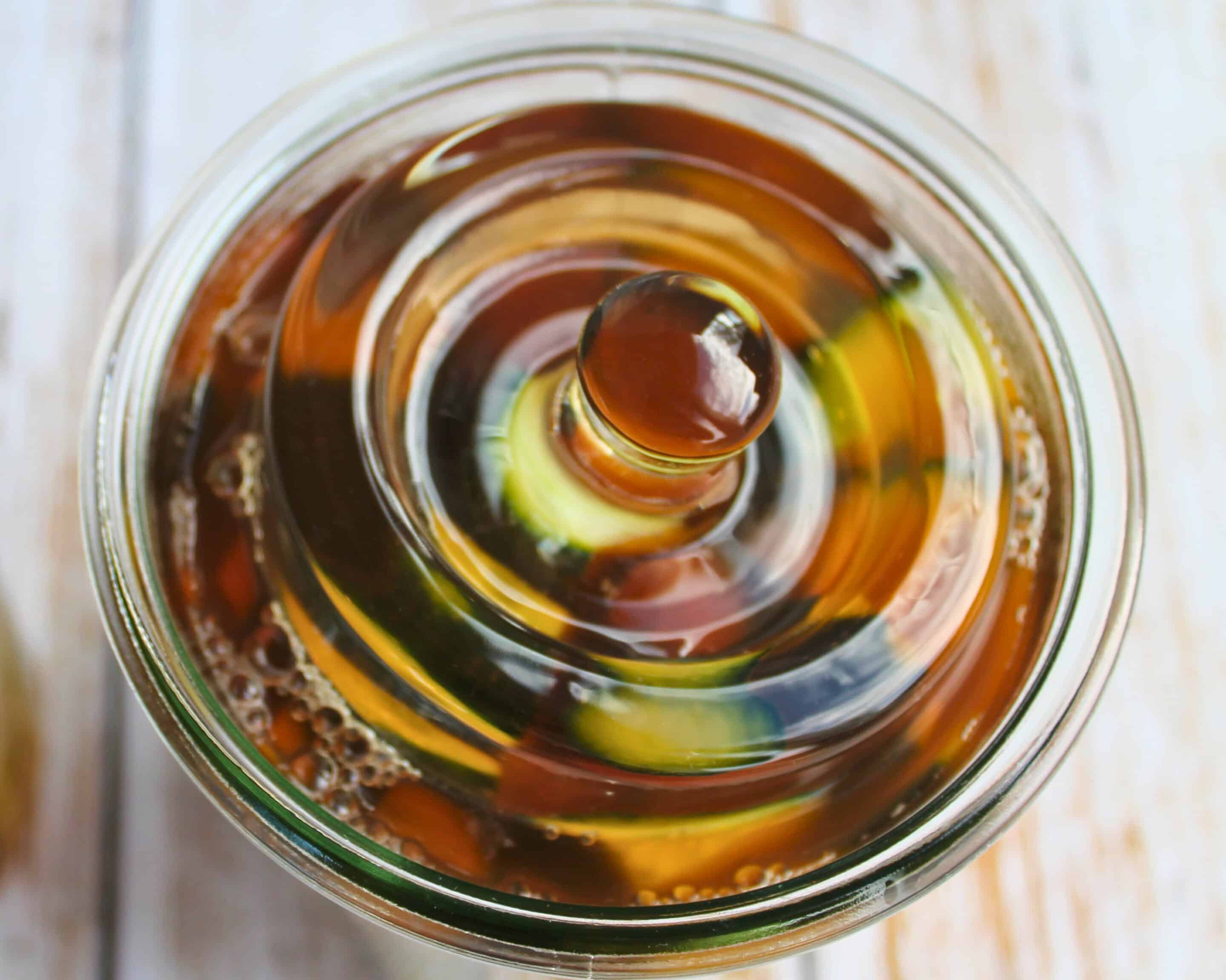 Fermentierte Gurken im Glas mit schwarzem Tee zur Verbesserung der Textur