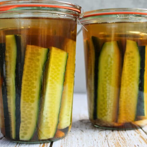 Fermentierte Gurken im Glas mit schwarzem Tee für bessere Knackigkeit