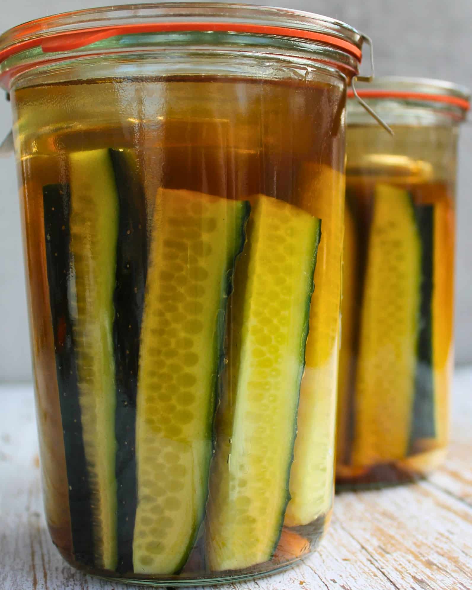 Gurken fermentieren knackig im Glas mit Zusatz von schwarzem Tee