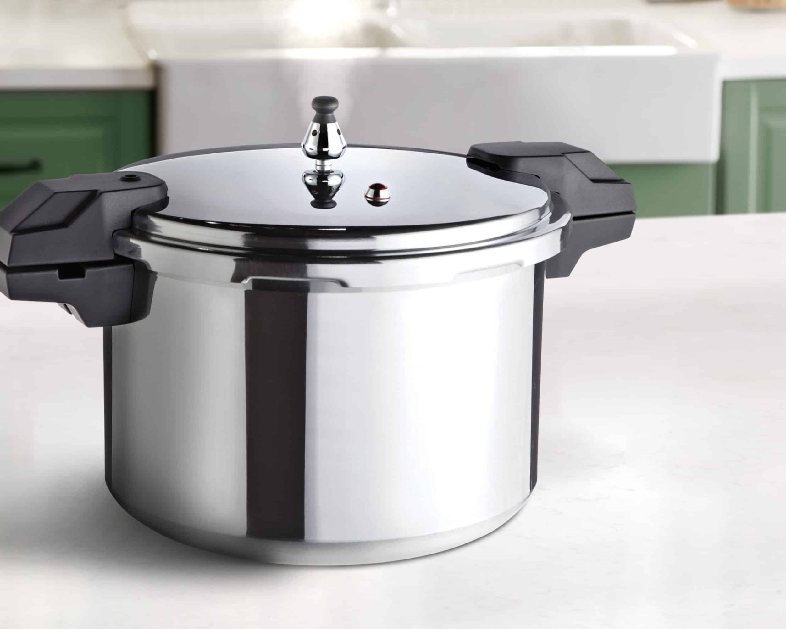 Mirro Pressure Canner 22 Quart ohne Manometer mit Gewichtsventil auf Küchenarbeitsfläche