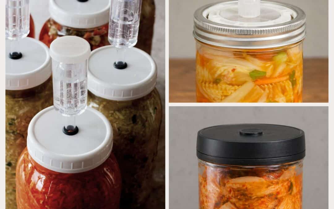Verschiedene Fermentiergläser mit Airlock-System gefüllt mit fermentiertem Gemüse und Kimchi