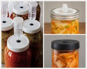 Verschiedene Fermentiergläser mit Airlock-System gefüllt mit fermentiertem Gemüse und Kimchi