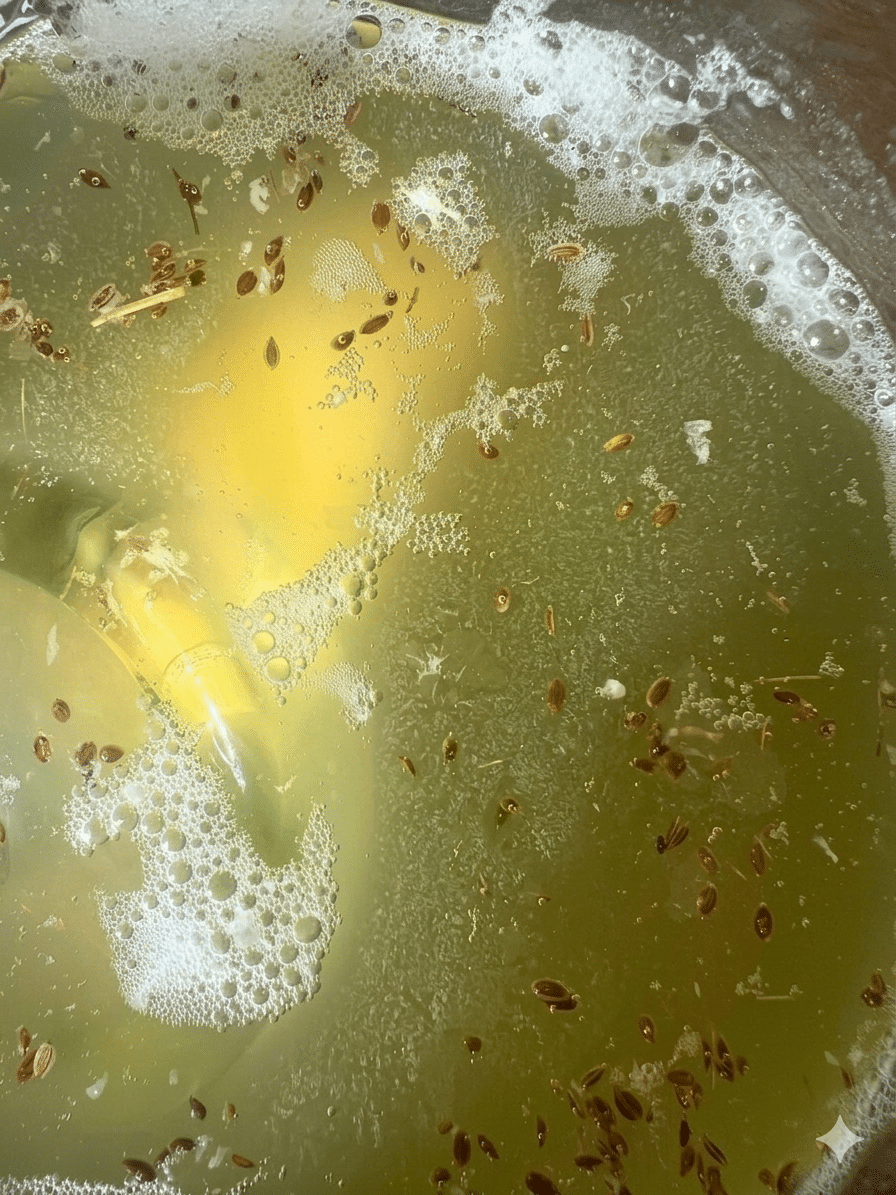 Kahmhefe auf der Oberfläche eines Ferments – weißliche Schicht mit Bläschen als typisches Erkennungszeichen