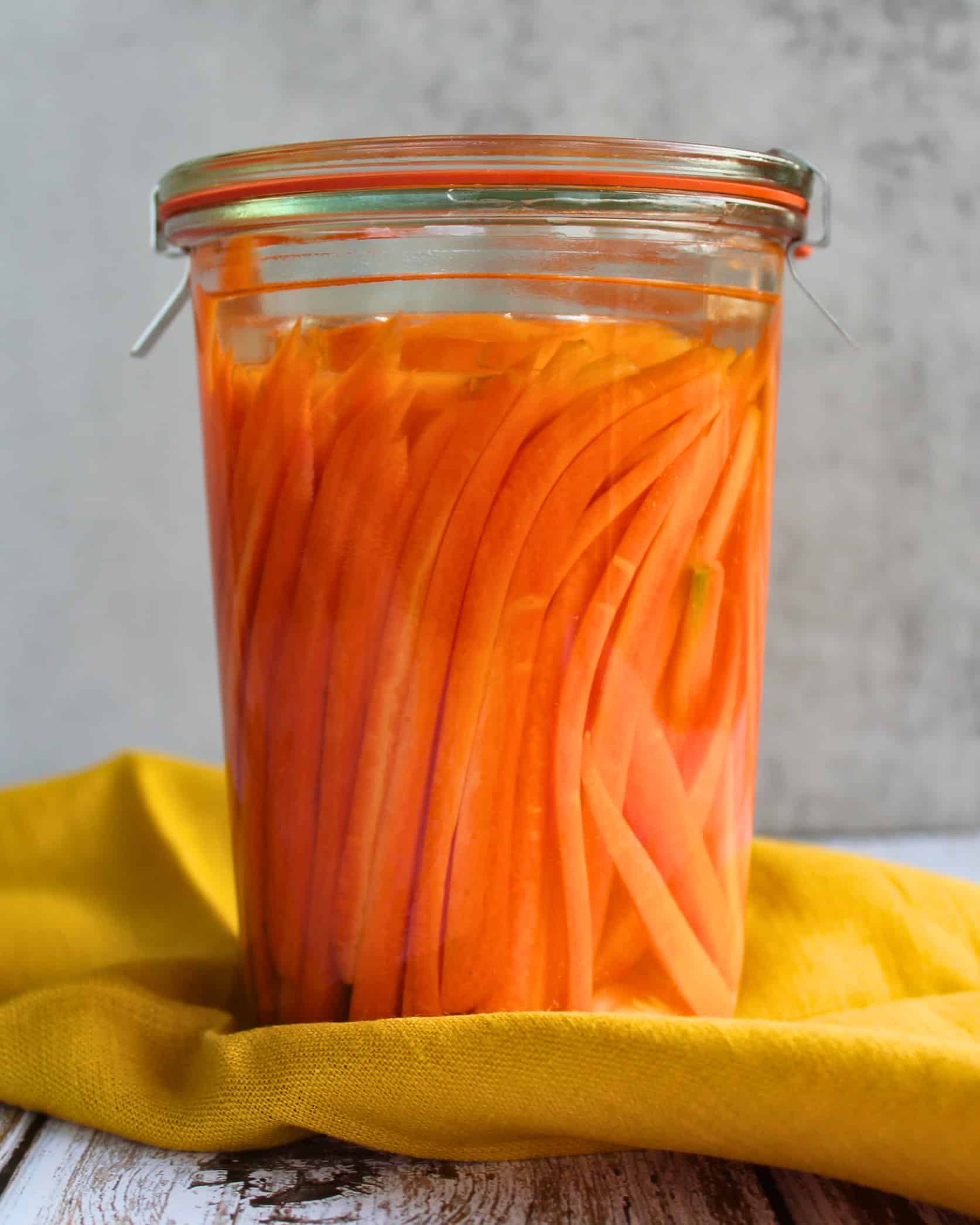 Karotten fermentieren im Glas mit Salzlake – Beispiel für gesundes Ferment