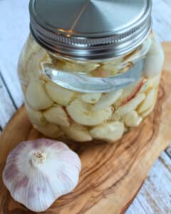 Knoblauch in Salzlake im Glas für fermentierten Knoblauch ohne Honig