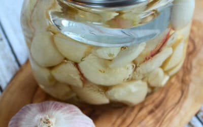 Knoblauch fermentieren ohne Honig. Einfaches Rezept mit Salzlake (vegan & sicher)
