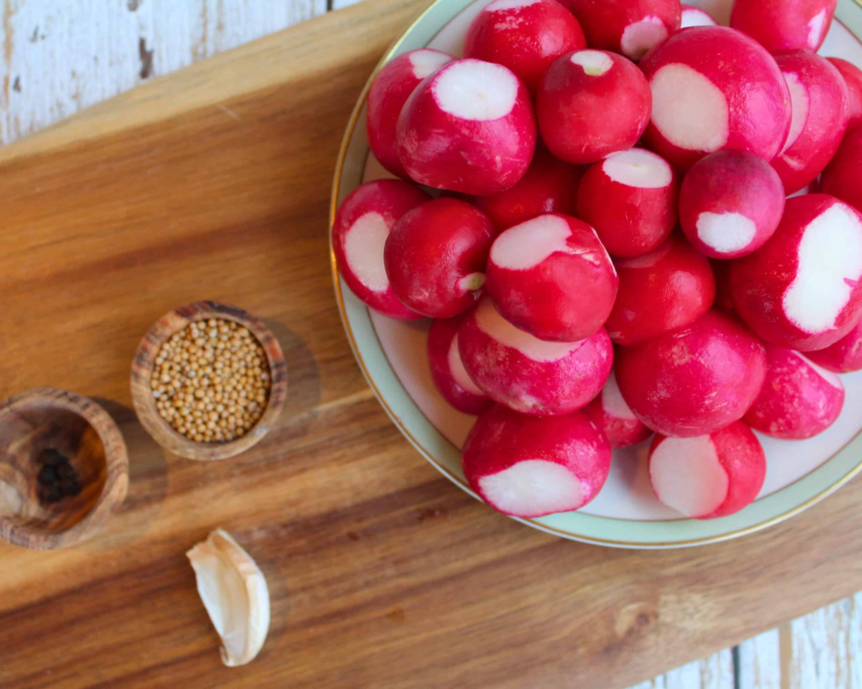 Zutaten für fermentierte Radieschen mit Knoblauch und Senfsamen
