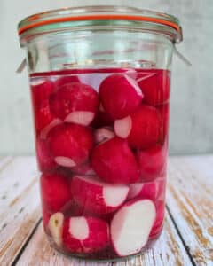 Radieschen fermentieren im Glas mit 2 Prozent Salzlake
