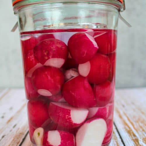Radieschen fermentieren im Glas mit 2 Prozent Salzlake