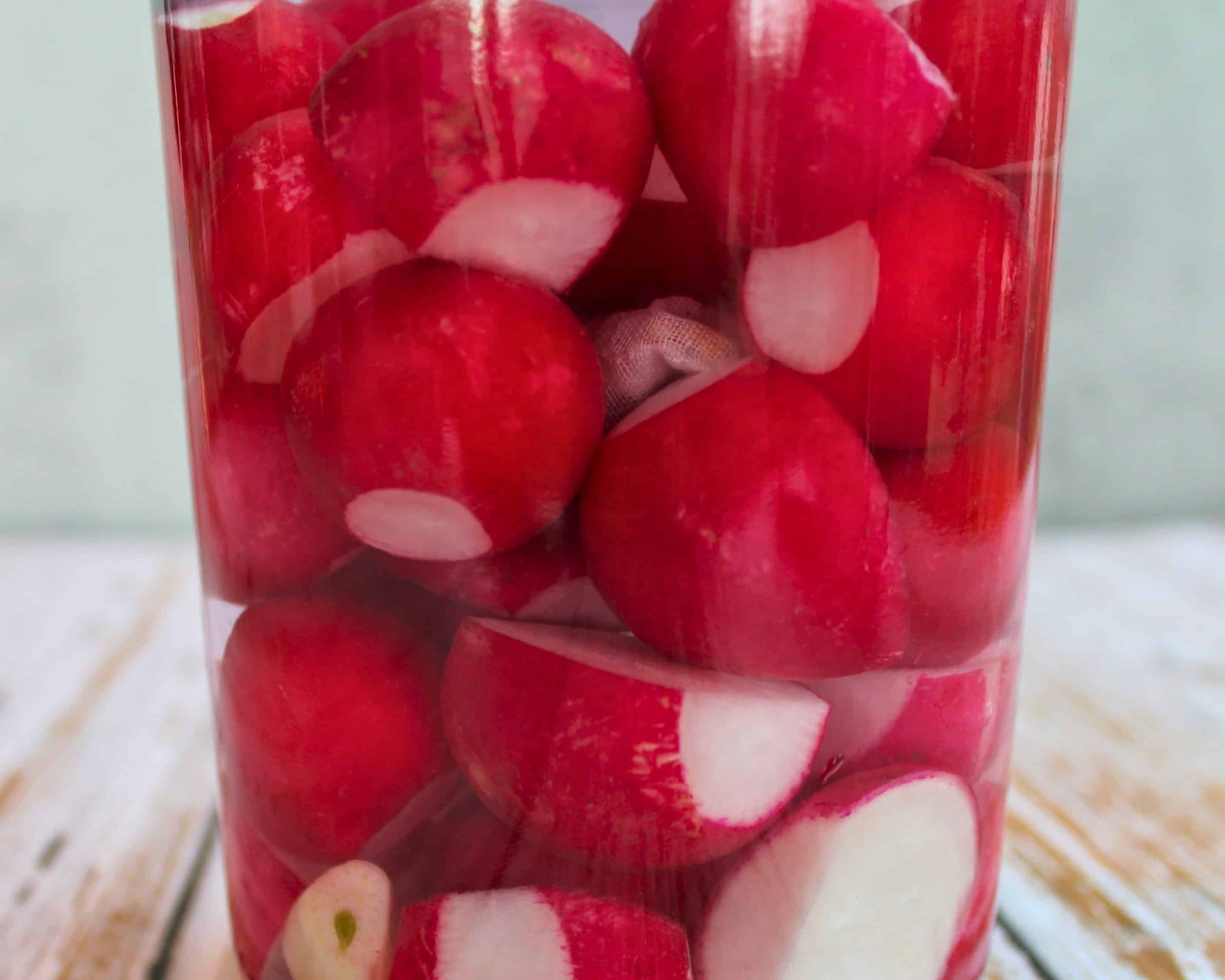 Fermentierte Radieschen in Salzlake Nahaufnahme