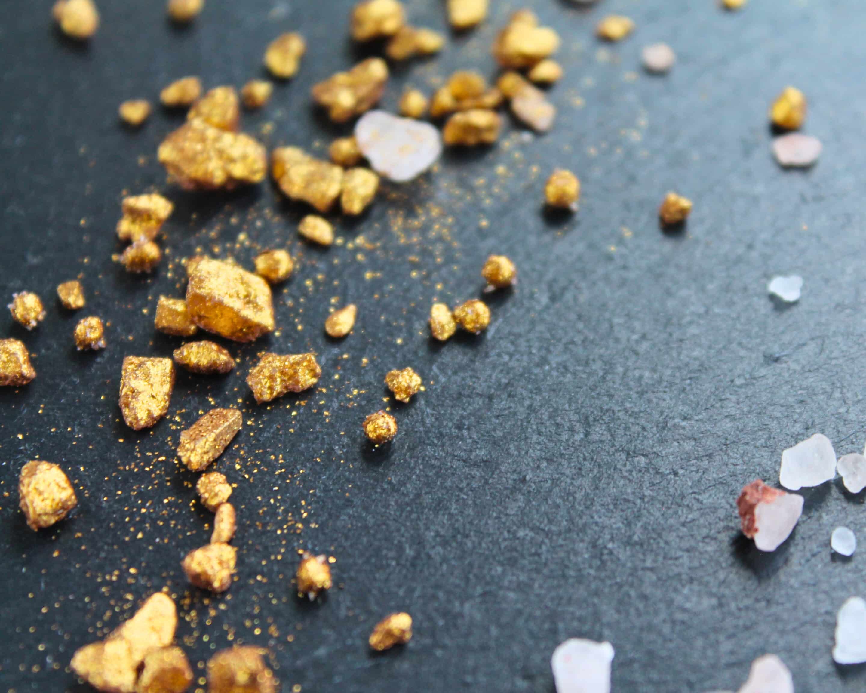 Goldenes Sel d'or mit Sesamöl und Senfsaat – edles Salz, das zum Fermentieren nicht geeignet ist