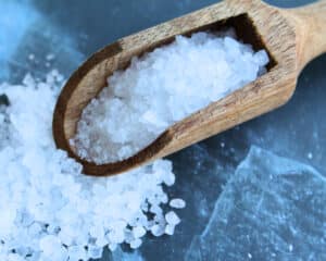 Grobes weißes Meersalz in einem Holzlöffel – das richtige Salz zum Fermentieren
