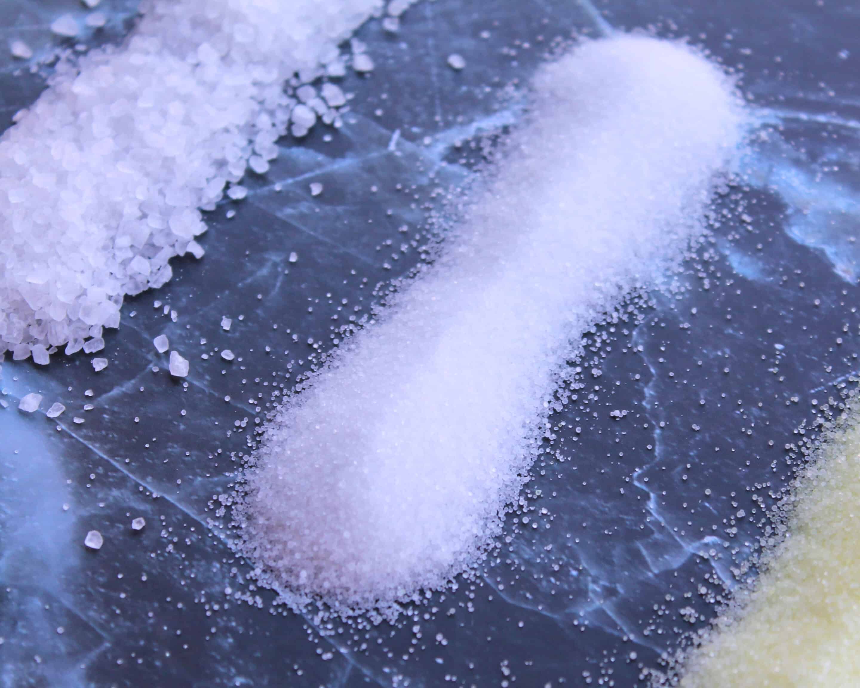 Weißes Meersalz und gelbliches Jodsalz mit Fluorid und Folsäure im Vergleich – nur reines Salz eignet sich zum Fermentieren