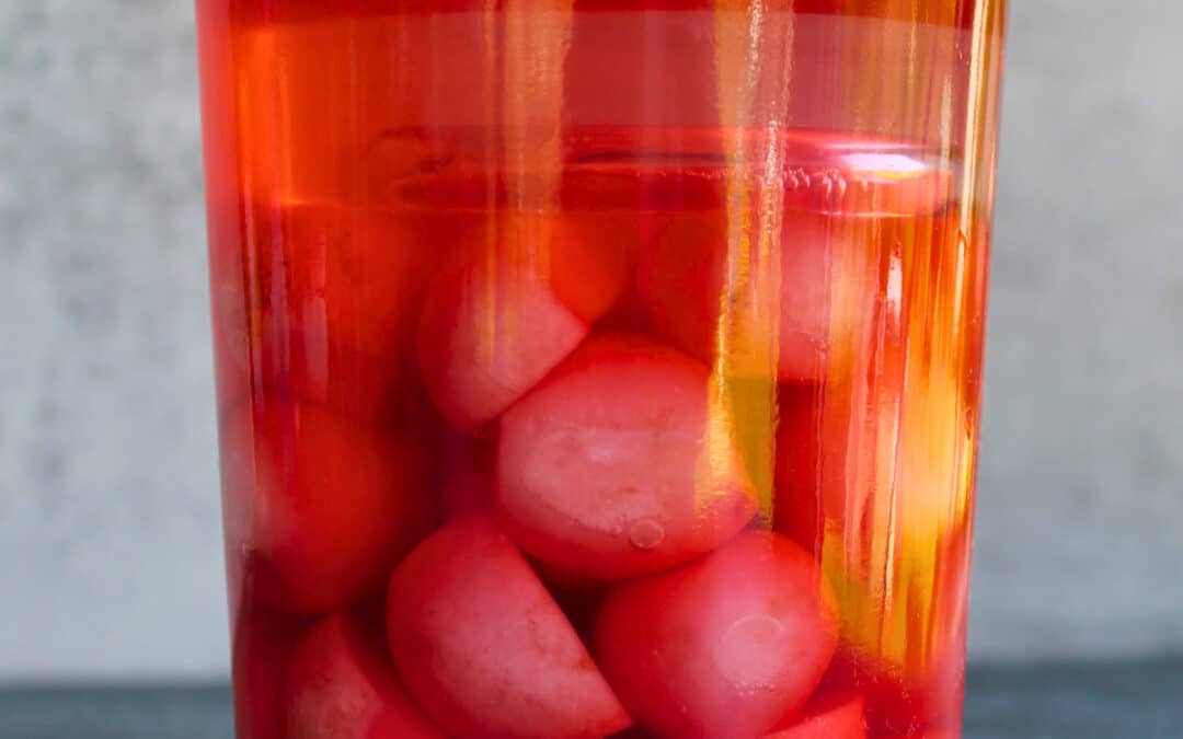 Weckglas mit fermentierten Radieschen in tiefrosa Lake – verschlossen und fertig zum Warten