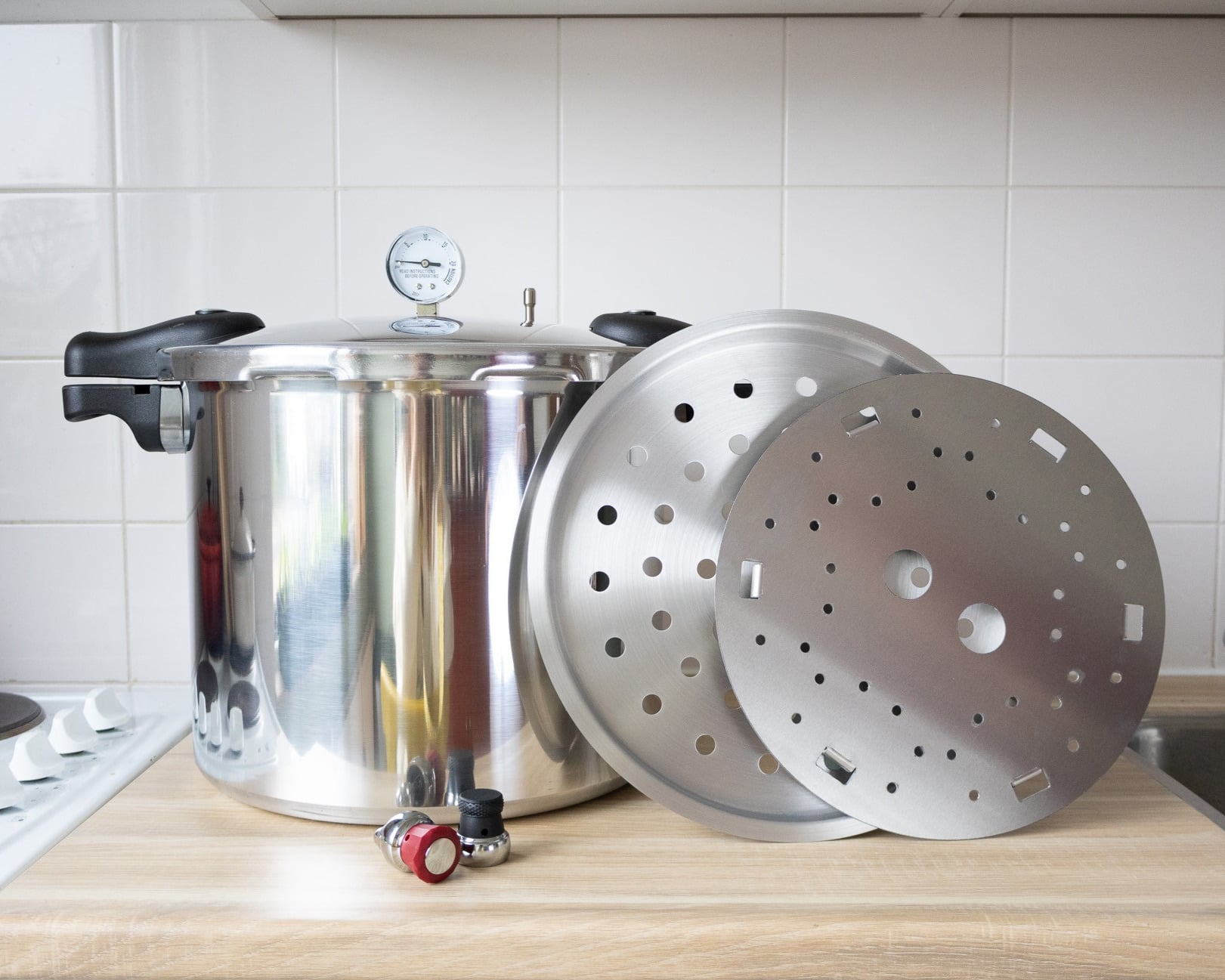 CanMate Press Pan 22 Quart Pressure Canner mit Zubehör und Einlegerosten auf Küchenarbeitsplatte