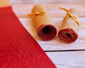 Selbst gemachtes Erdbeer-Fruchtleder als aufgerollte Fruchtrollen auf Holztisch
