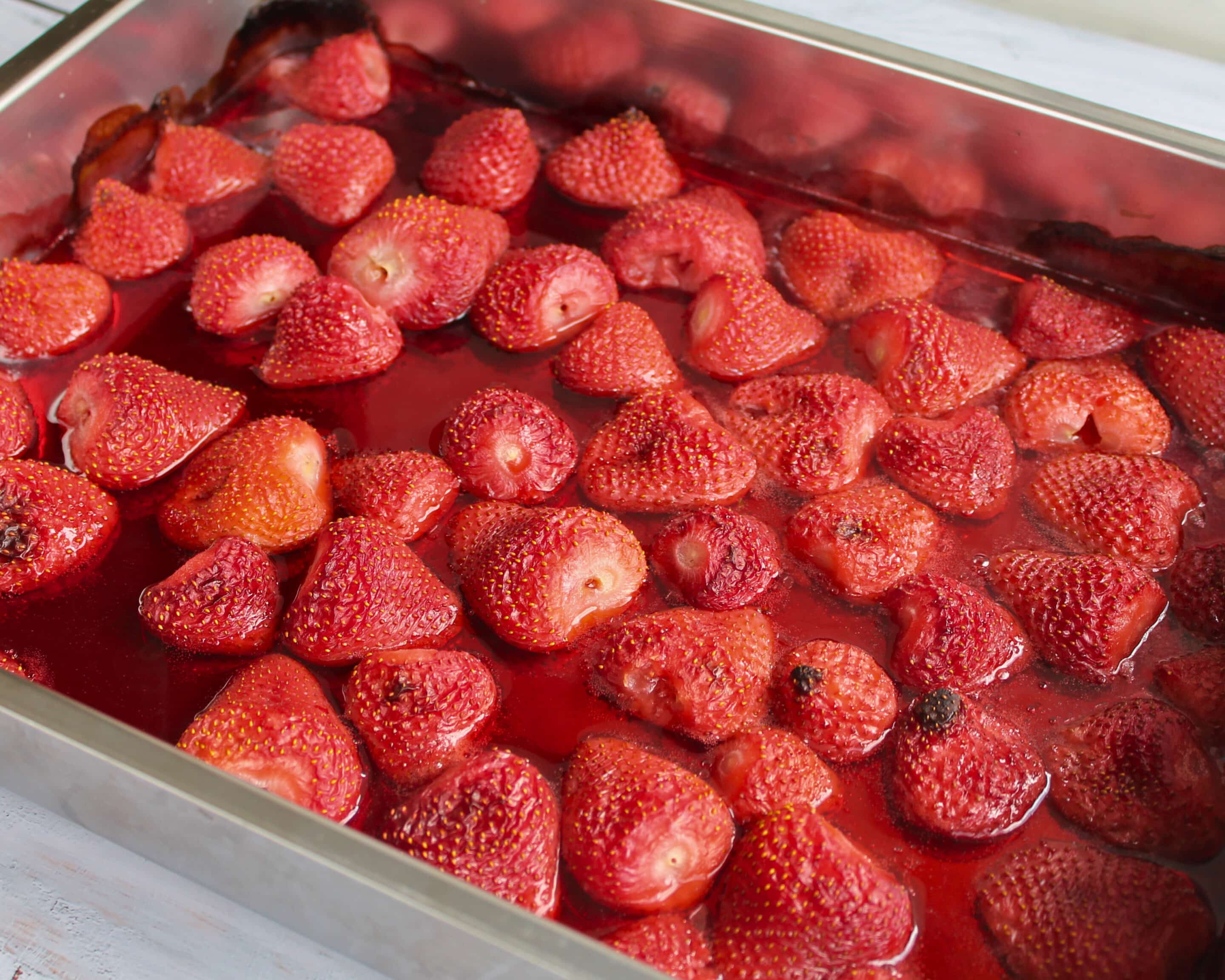Geröstete Erdbeeren auf Backblech mit ausgetretenem Saft – Röstaroma für zuckerreduziertes Erdbeergelee mit Pomona's Pectin