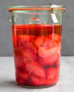 Fermentierte Erdbeeren im Weckglas mit rotem Fruchtsaft