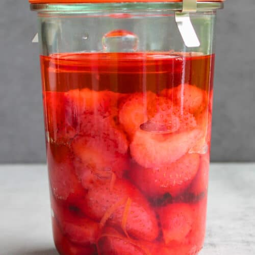 Fermentierte Erdbeeren im Weckglas mit rotem Fruchtsaft