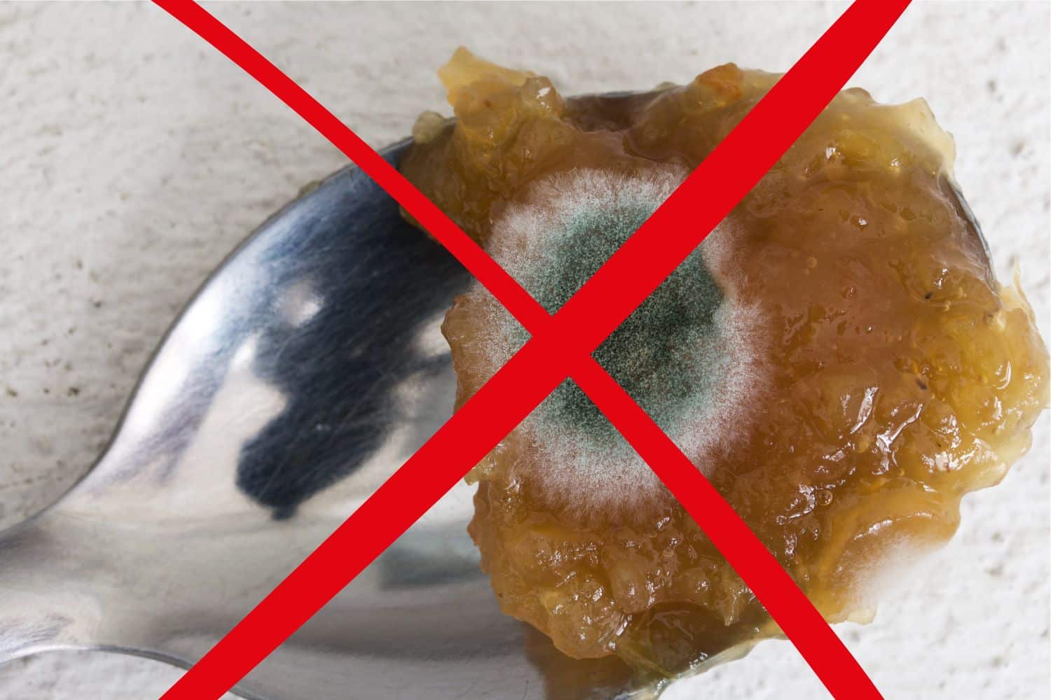 Löffel mit verschimmelter gelber Marmelade, durchgestrichen mit einem roten Kreuz als Warnsymbol
