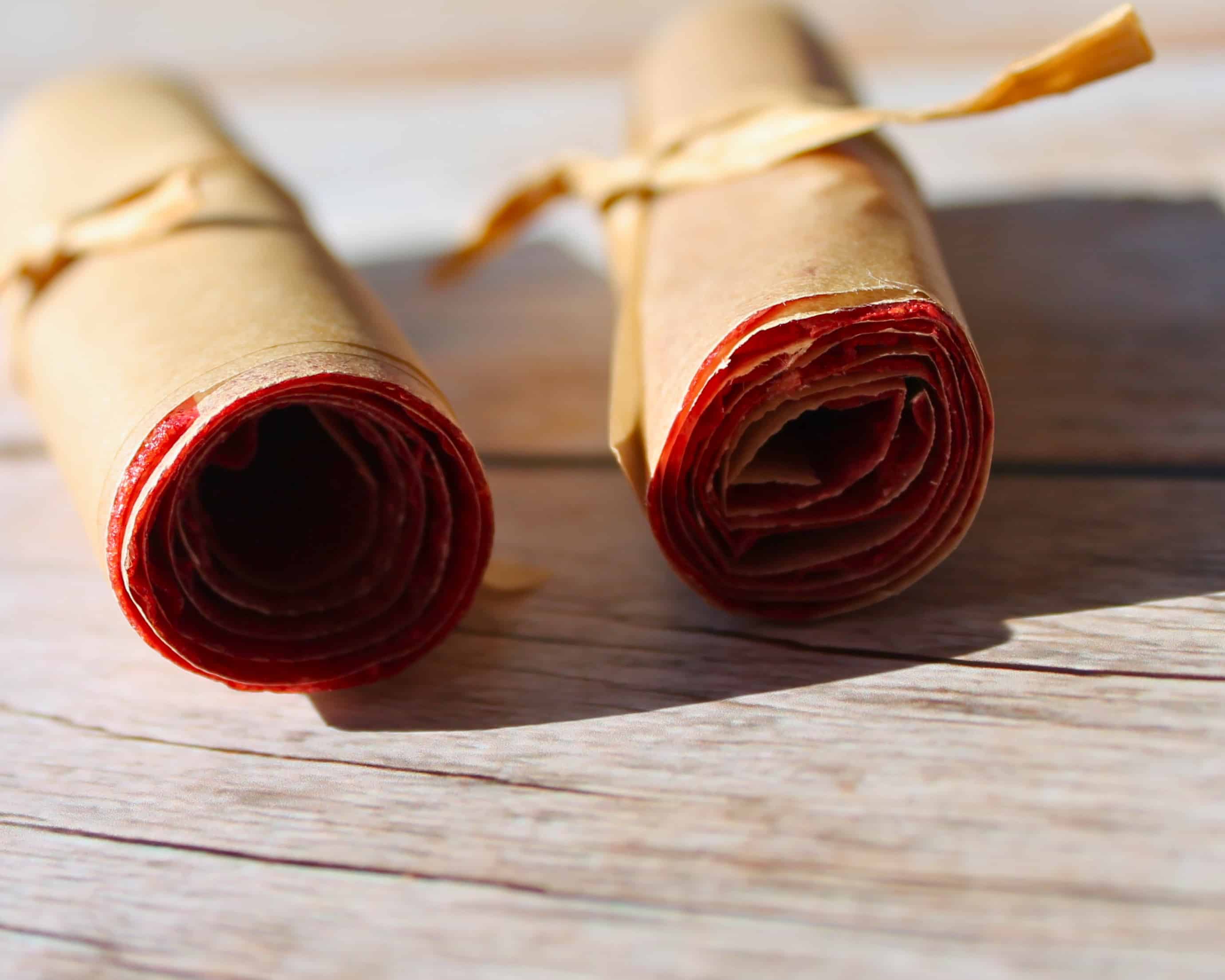 Fruchtleder in Backpapier eingerollt zur Lagerung und Aufbewahrung.