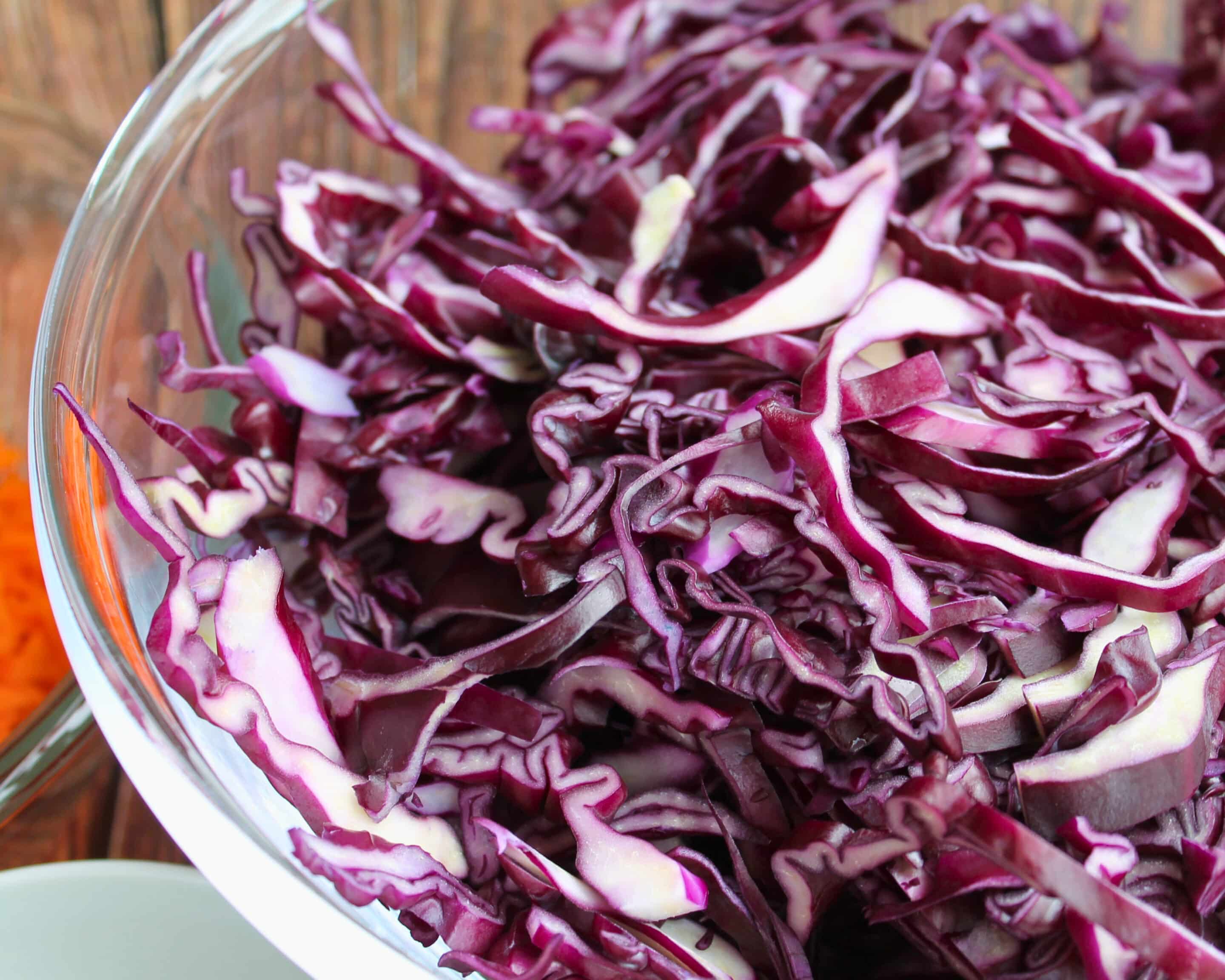 Fein geschnittener Rotkohl in einer Glasschüssel als Grundlage für Rotkohl-Kimchi