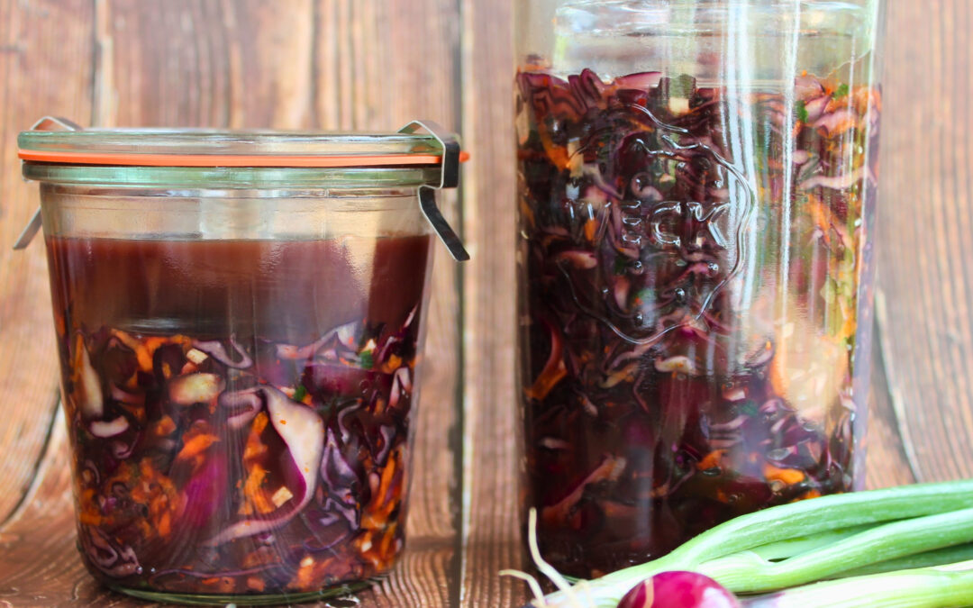 Rotkohl-Kimchi selber machen: fermentierter Rotkohl mit Karotten und Frühlingszwiebeln in Gläsern