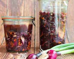 Rotkohl-Kimchi selber machen: fermentierter Rotkohl mit Karotten und Frühlingszwiebeln in Gläsern