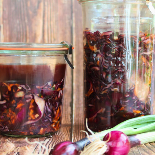 Rotkohl-Kimchi selber machen: fermentierter Rotkohl mit Karotten und Frühlingszwiebeln in Gläsern