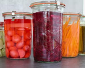 Rotkohl-Kimchi im Weckglas fermentiert mit Karotten und Radieschen