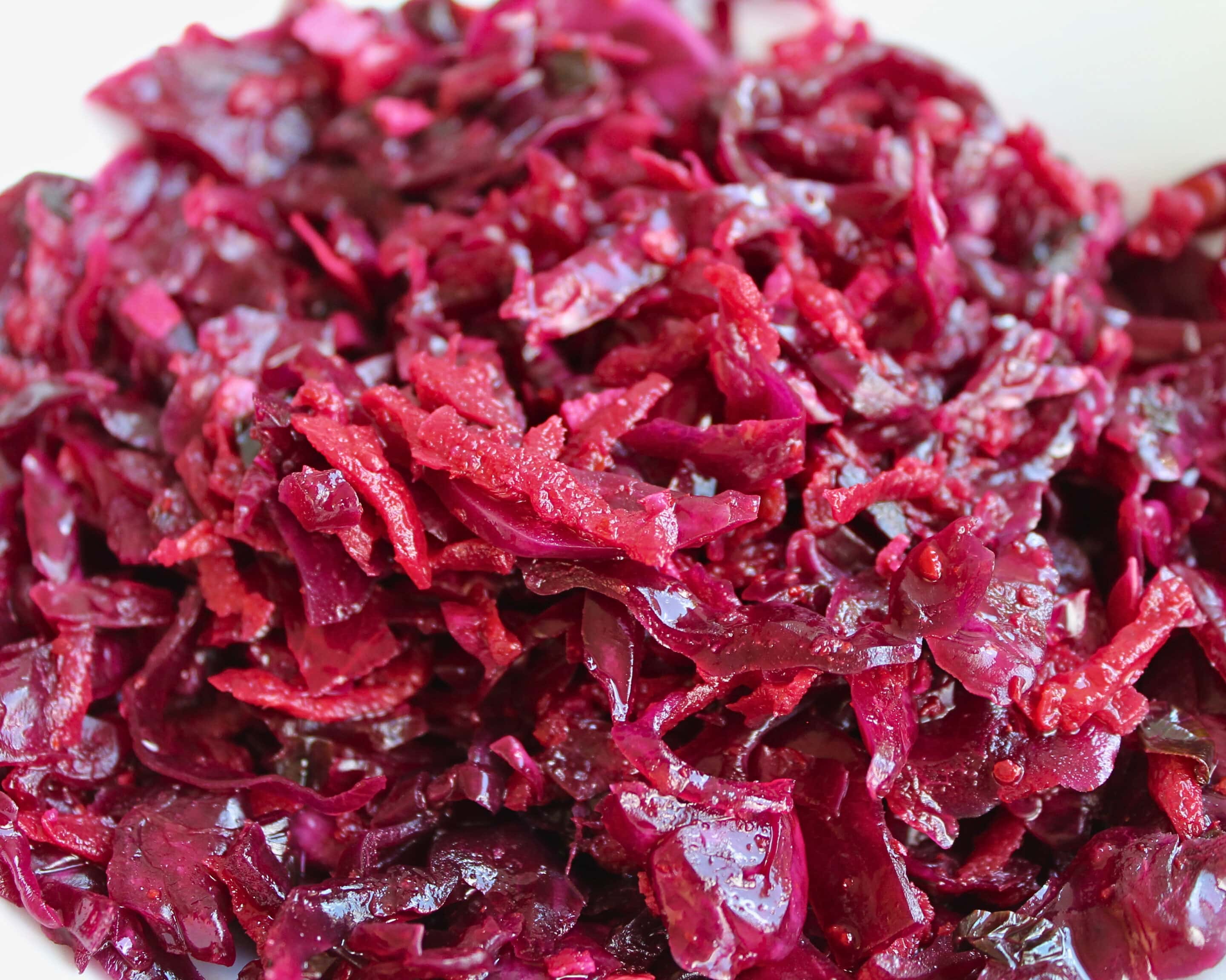 Nahaufnahme von fermentiertem Rotkohl-Kimchi mit saftiger Textur