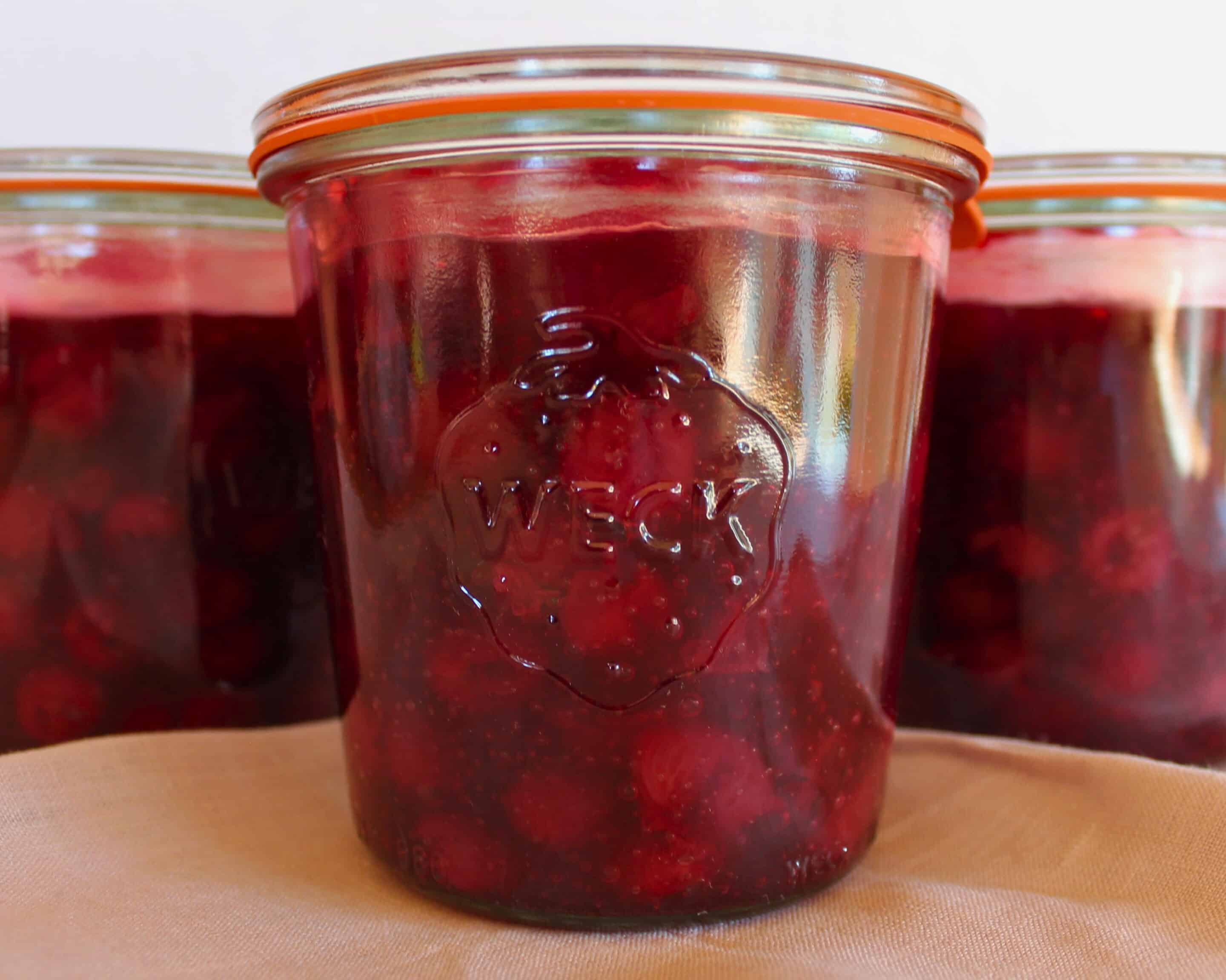 Eingekochte Kirschkuchenfüllung im Vorratsglas