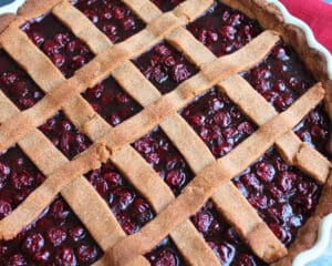 Fertig gebackener Kirschkuchen mit goldbraunem Teiggitter über der eingekochten Kirschkuchenfüllung
