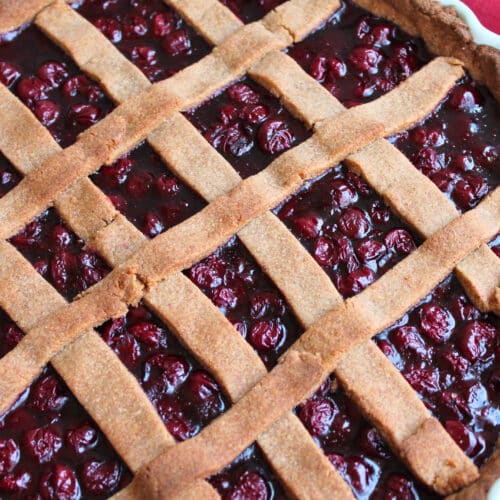 Fertig gebackener Kirschkuchen mit goldbraunem Teiggitter über der eingekochten Kirschkuchenfüllung