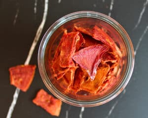 Getrocknete Wassermelonen-Chips in einem Glas zur luftdichten Aufbewahrung