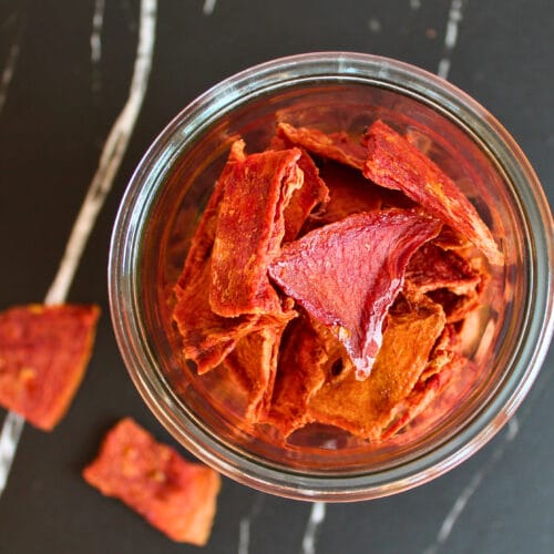 Getrocknete Wassermelonen-Chips in einem Glas zur luftdichten Aufbewahrung