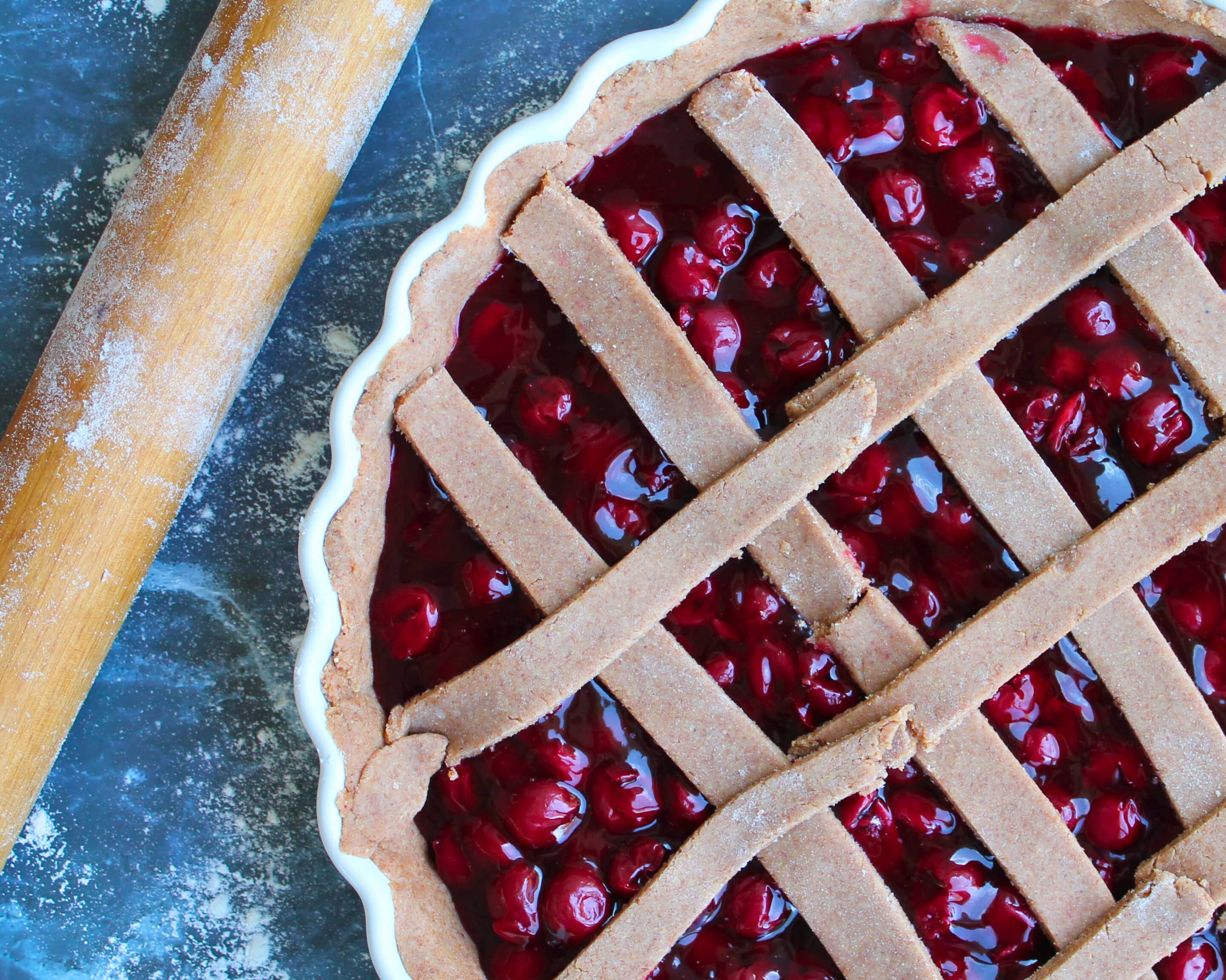 Kirschkuchenfüllung wird in einen Pie-Boden gefüllt