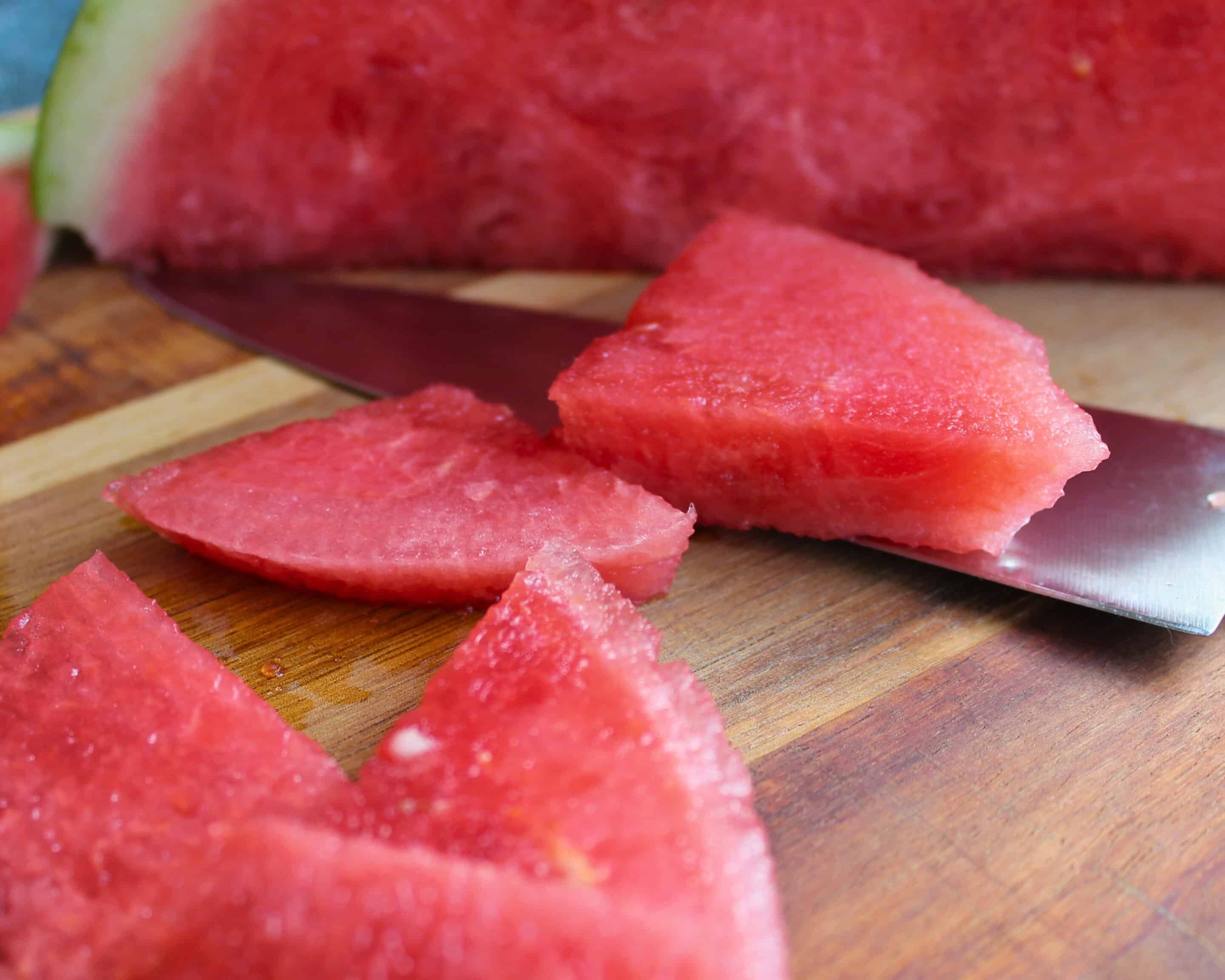 Frische Wassermelone wird in gleichmäßige Scheiben zum Dörren geschnitten