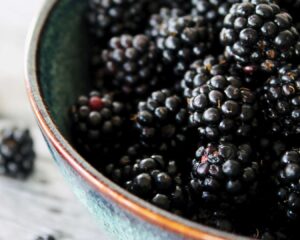 Frisch gepflückte reife Brombeeren in einer Schale